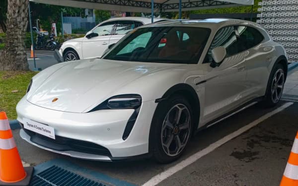 Porsche Taycan Cross Turismo: The Raised Electric Wagon