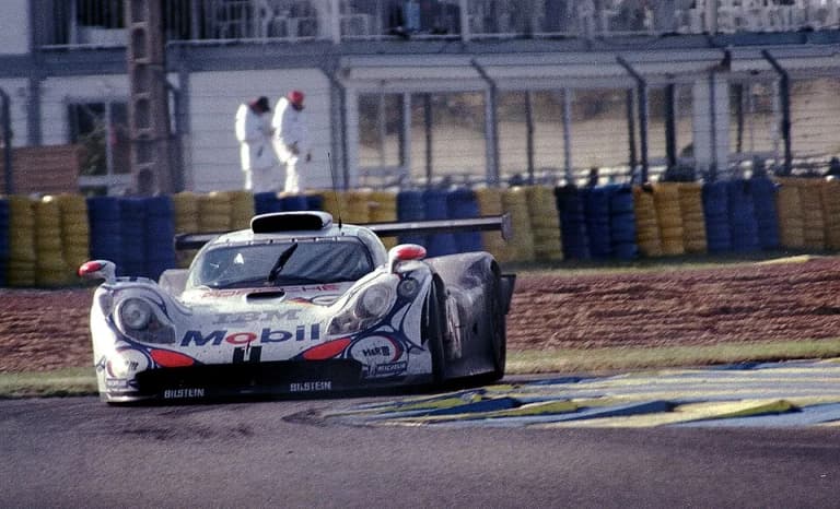 File:The winning Porsche 911 GT1 - Allan McNish, Stephane Ortelli & Laurent Aiello at Ford Chicane at the 1998 Le Mans (51887495368).jpg