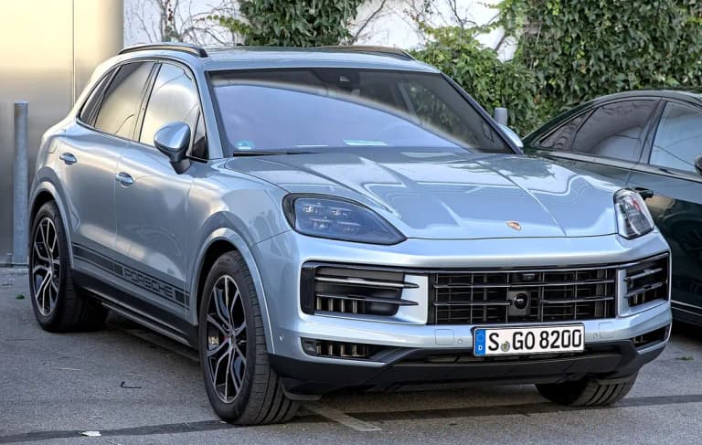 Light blue current Porsche Cayenne S (9YB facelift), front three-quarter view