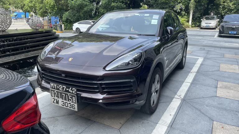 Third-generation Porsche Cayenne, front view.