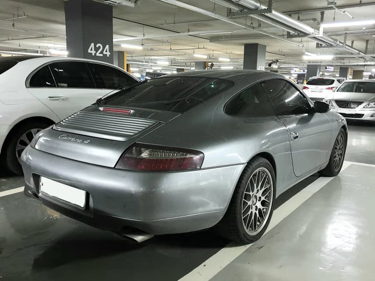 Silver Porsche 996 Carrera 4.