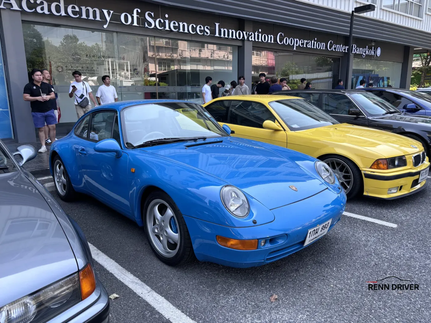 Blue Porsche 993 Carrera