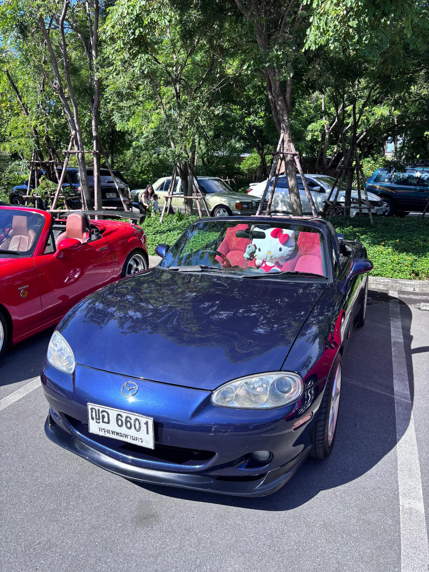 Blue Mazda MX-5 with red interior at a Horme Cafe Bang Na car meet